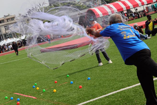 撒网也是阿美族的生活文化。（图／高雄市原住民委员会）