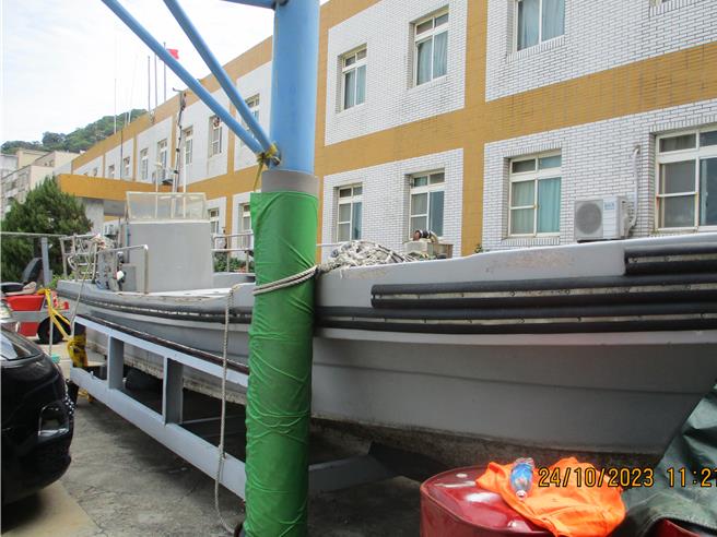 执行署士林分署上月24日以34万4000元顺利拍出违法电鱼的大陆籍人士所使用的快艇。（翻摄画面）