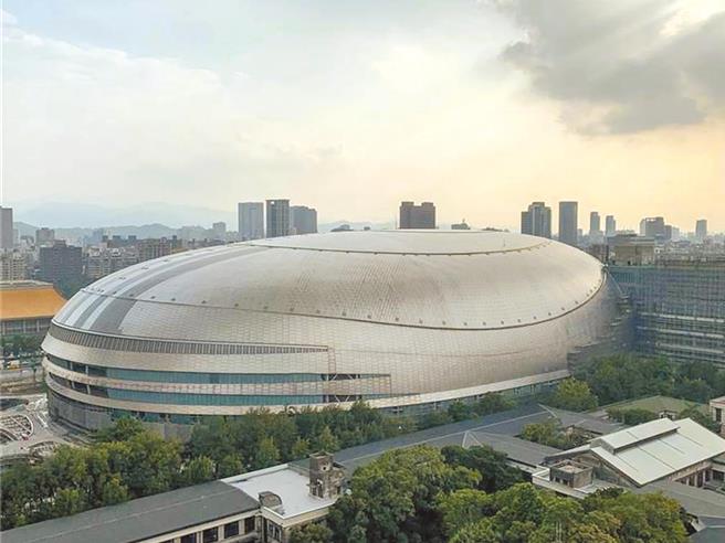 台北大巨蛋将在18日举办开放1万3000人入场的「Home Run台北大巨蛋预备赛」，有议员质疑，预备赛不开放测试连通道，如果人潮挤满，届时医护人员如何进入救援，避免窒息、践踏情况发生？（本报资料照片）