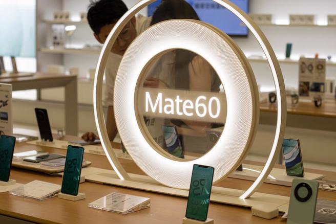 華為新款智慧手機Mate 60系列。（示意圖／shutterstock）