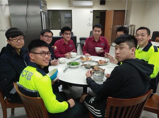 新竹市长高虹安13日宣布，明年起将改以常态编列预算聘用厨工，彻底改善打火弟兄伙食的问题。（新竹市政府提供／陈育贤新竹传真）