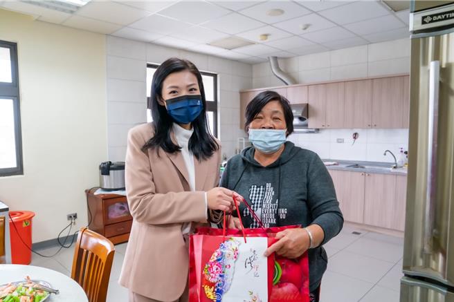 新竹市长高虹安（左）13日宣布，明年起将改以常态编列预算聘用厨工，彻底改善打火弟兄伙食的问题。（新竹市政府提供／陈育贤新竹传真）