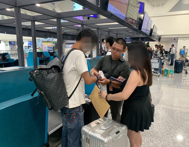 陈姓犯嫌登机前遭警方及时阻拦，机票划位人员当场傻眼。（图 / 刘咏韵翻摄）