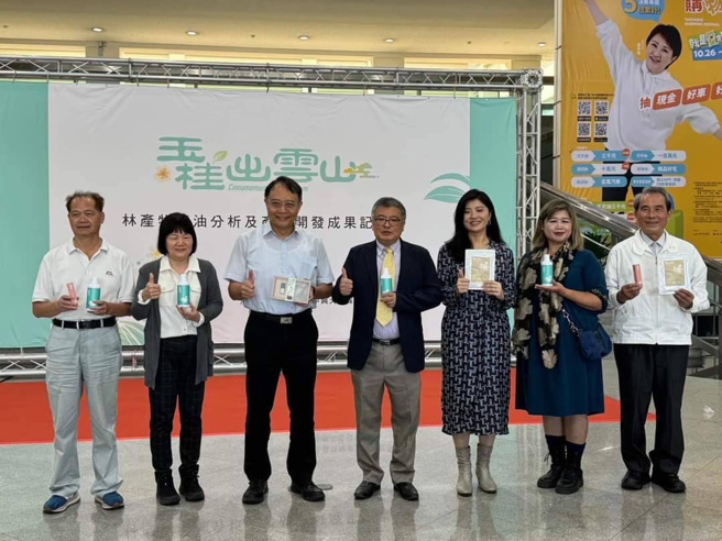 林业及自然保育署台中分署与中兴大学合作，将人工林修枝除伐后的红桧、香杉、杉木等木材，进行精油萃取与活性分析，13日发表研究成果及展示最新产品。（林业署提供）
