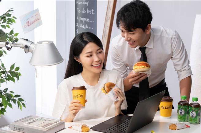 11月15日起至12月19日到麦当劳买任一焙果早餐系列并搭配任一配餐，即可获得原萃日式绿茶迷你瓶。（麦当劳提供／朱世凯台北传真）