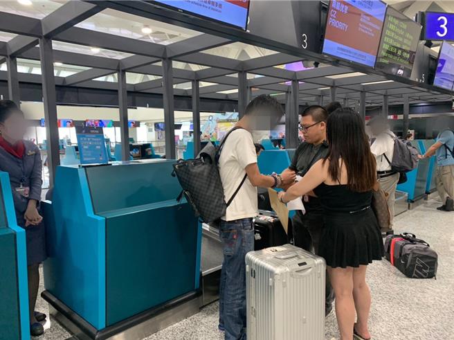 新北刑大警方及时于桃园机场拦阻欲潜逃出境的陈姓诈骗集团首脑提陈的女友。（新北刑大提供）