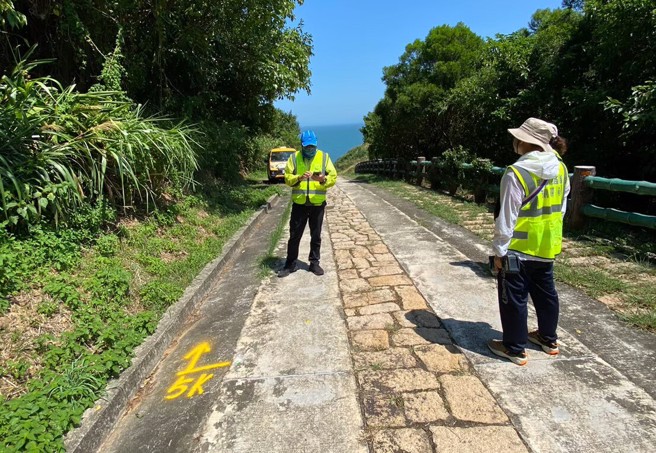 国际田总指派丈量员重新量测马祖北竿硬地超级马拉松赛道。（大会提供）