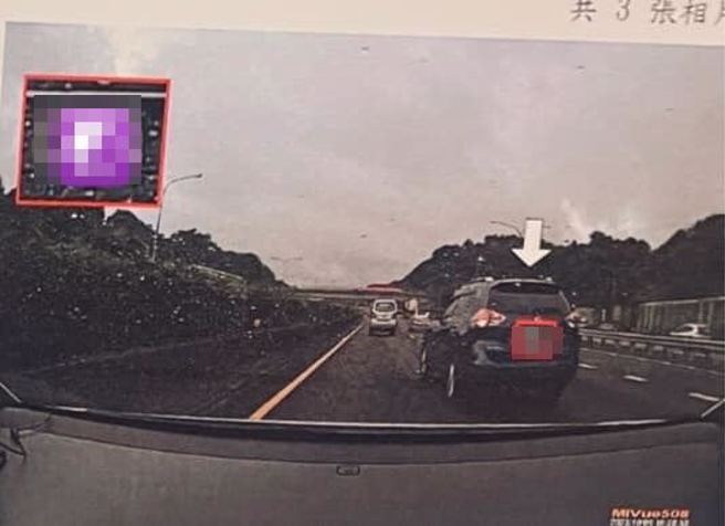 有男子行驶在高速公路，变换车道明明有打方向灯，却被检举开单，让他对此罚单非常不服。（图／翻摄自爆料公社）