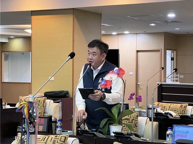 台南市议员吴禹寰13日在市政总质询以「老无所居」为题，说出许多年长市民租屋受歧视的困境，请市府重视此一社会问题。（洪荣志摄）