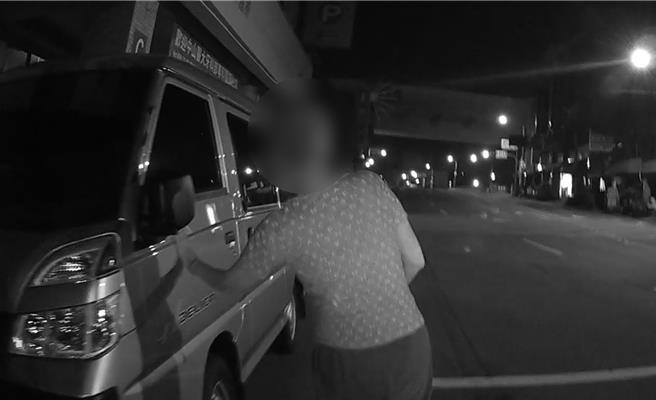 中市陈姓女子11月5日凌晨4时许在东区路上独行，多次踉跄跌倒，警方获报到场，陈诉苦说，因爱情不被家人祝福，负气离家出走，暖警助她返家。（警方提供／陈淑芬台中传真）