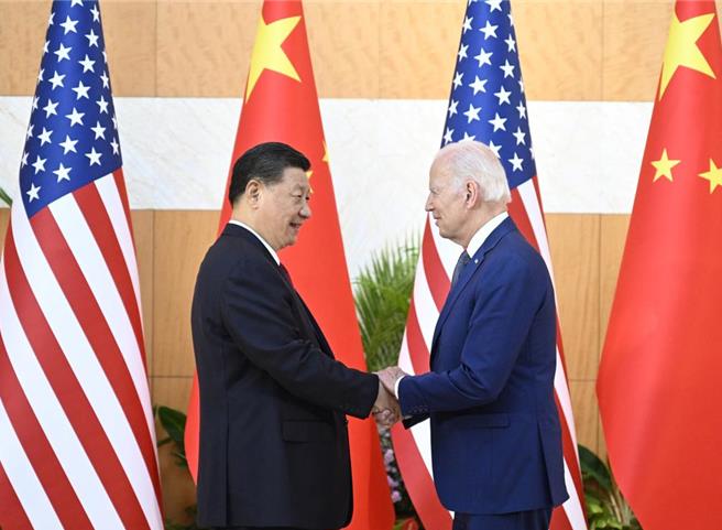 图为大陆国家主席习近平与美国总统拜登，去年11月在峇里岛举行面对面会晤。（摘自新华社）