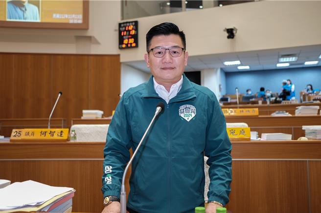 新县议员张珈源13日质询时，建议台1线替代道路2期工程，县府先编列经费，提前完成用地徵收作业。（罗浚滨摄）