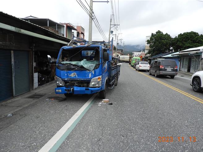21歲古姓男子今天清晨無照駕駛小貨車行經台9線富里段時，疑因打瞌睡，不慎跨越雙黃線衝入對向車道，撞擊51歲黃姓男自行車騎士，黃男經送醫急救仍傷重不治。（民眾提供／羅亦晽花蓮傳真）