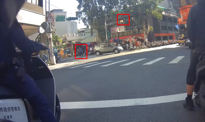 男子疑没发现员警，竟大剌剌的闯红灯，下秒员警立刻「鸣笛闪灯」追了上去。（ 图／ 翻摄自「WoWtchout-地图型行车影像分享平台」）