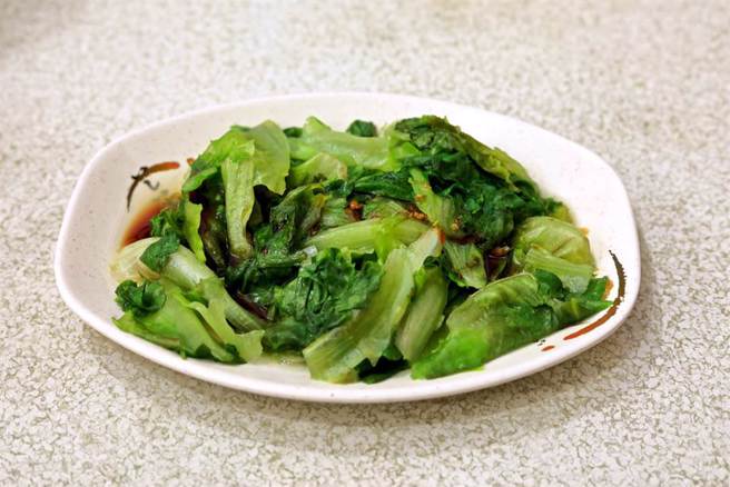 一名网友近日到麵店吃饭，久违地想点一份烫青菜，结果一份要价45元令他震惊。(示意图，达志提供)