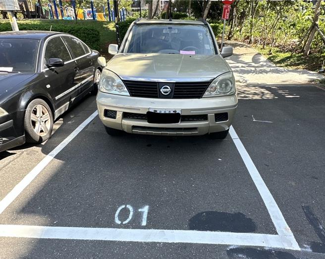 新北市路边免费停车格被人长期占用，让居民十分不满，为此交通局规画将出现这种情况的林口区竹林一路、南势三街及莺歌区莺桃路206巷24弄等路段路边停车格纳入付费管理。（新北市交通局提供）