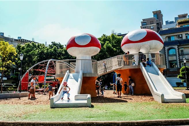 竹北魔菇城堡公園小朋友噪音引發住戶不滿，縣府將設網狀圍籬和分貝監測器。（羅浚濱攝）