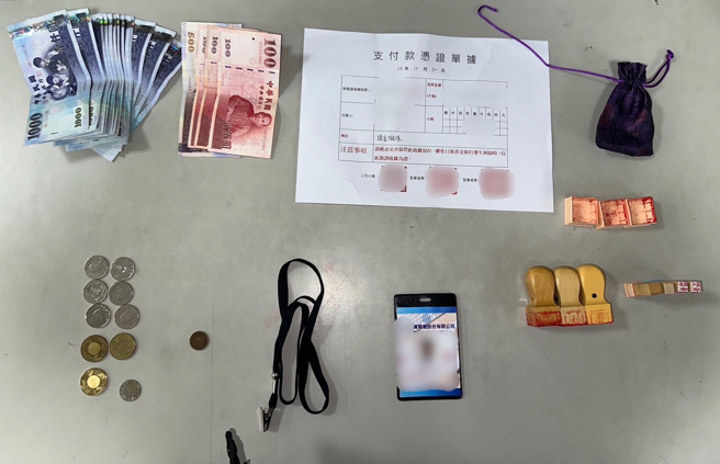 芦洲警分局德音派出所逮获诈骗投资两名车手，及时阻止被害人损失，现场查获1万6千元赃款、大小章等证物。（图 / 刘咏韵翻摄）