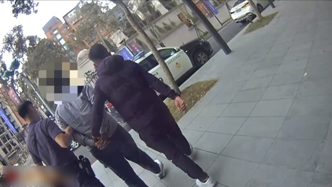 警方于超商内将19岁王男、22岁陈男逮捕归案。（图 / 刘咏韵翻摄）