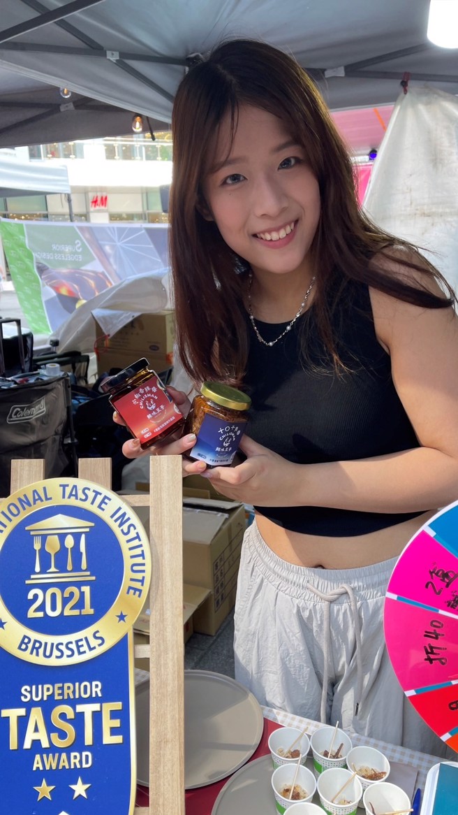 首次参与臺北网红节的辣味豆哥推荐曾获国际荣耀的花椒香辣酱与（左）与热销XO干贝酱给消费者。（图／臺北网红节主办单位提供）