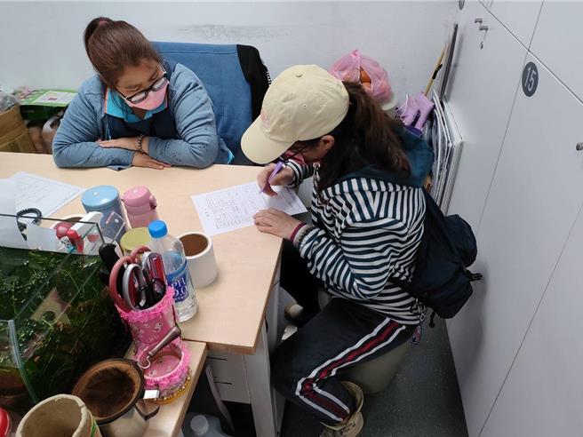 中年二度就業的婦女「小秦」，因白天需照顧父母，找了很久找不到合適工作，最後才透過新北市婦女及中高齡者職場續航中心找到新北市立圖書館夜間清潔工作。（新北市勞工局提供）