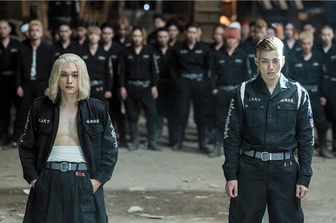 飾演人氣角色麥奇的吉澤亮（左），跟演出龍堅的山田裕貴再度登場。（華映提供）