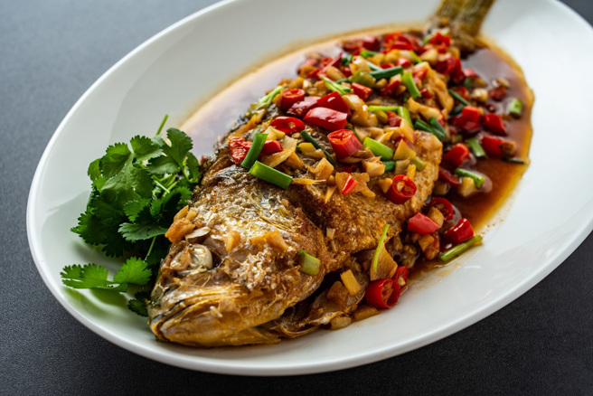 大陆一名女子的妈妈近日晚餐做了红烧鱼，未料到了半夜竟发出诡异得绿色萤光。(示意图/达志影像)