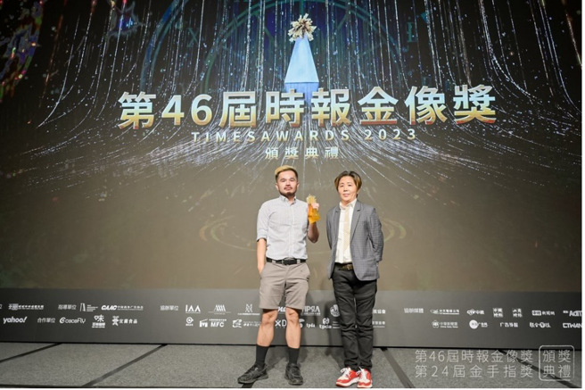 【年度最佳華文文化應用獎】由評審團副主席Dentsu One電通國華董事總經理暨創意執行長陶淑真(右一)頒奬。（圖／時報金像奬執委會提供）