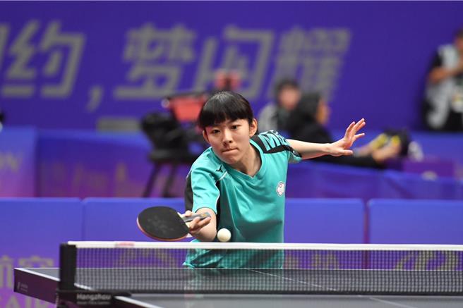 台中桌球好手林姿妤自小接触桌球，1次车祸意外造成她右手受伤，虽一度陷入低潮，转念后重新拾起球拍追梦，如今在身障桌球场闯出一片天。（林姿妤提供／潘虹恩台中传真）