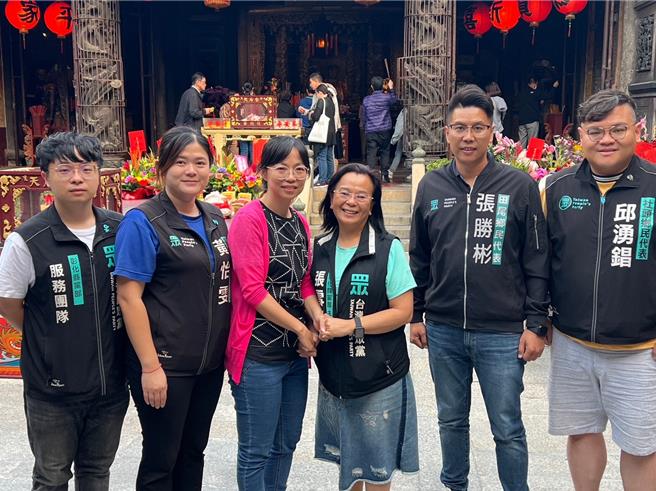 民眾党彰化县党部主委张雪如今下午火速带着团队拜访天后宫，还晒出与天后宫总干事合影，强调误会已解开。（张雪如提供／吴建辉彰化传真）