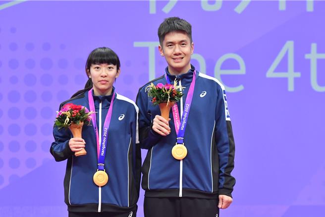 台中桌球好手林姿妤（左）今年参加杭州亚帕运，勇夺2金1银佳绩。（中市府提供／潘虹恩台中传真）