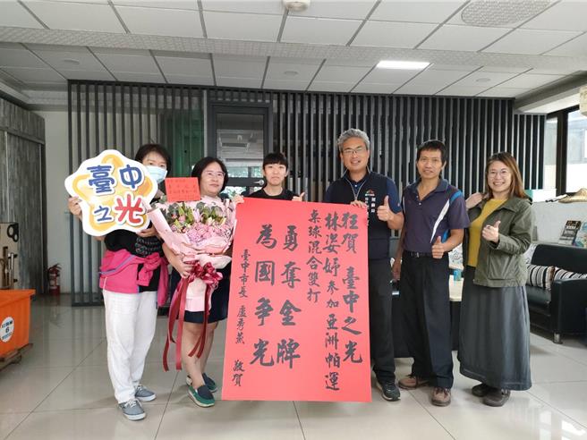 台中桌球好手林姿妤（左三）在杭州亚帕运勇夺2金1银佳绩，运动局长李昱叡（右三）13日前往林姿妤住家颁赠红榜与鲜花。（潘虹恩摄）