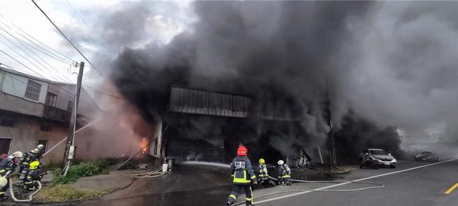 大甲一处洗车场傍晚发生火警，现场浓烟蔽天相当惊人。（台中市消防局提供）