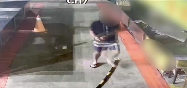 高雄36歲蔡姓男子（見圖）於13日凌晨0時40分許在酒後持棍棒到岡山欣欣市場砸一個滷味攤。（翻攝照片／林瑞益高雄傳真）