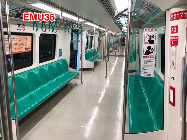 高雄捷运公司于9月27日起，试办拆除10部列车座椅前立柱，保留车门前3岔立柱，并依照民眾意见评估是否进一步办理。（高捷公司提供／任义宇高雄传真）