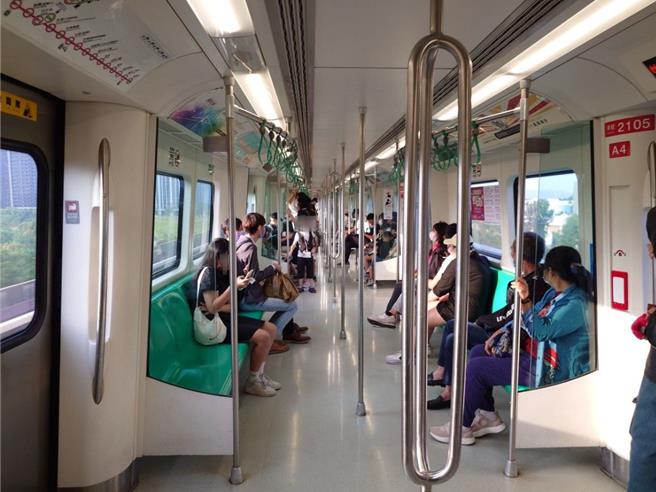 高雄捷运列车原车门前、座椅前皆设有立柱供民眾搀扶，不过容易造成人潮卡在车门口，人潮壅挤时影响运输效率。（任义宇摄）