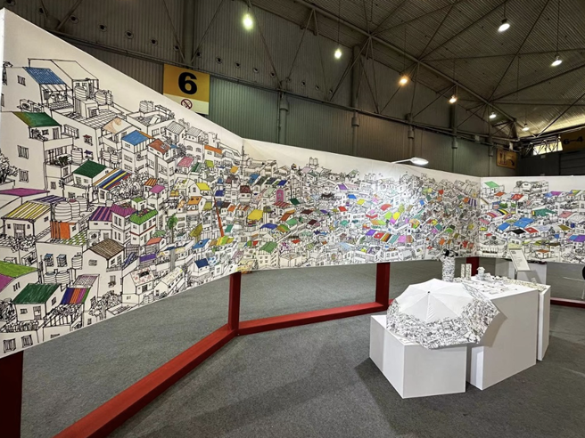 現場遊客為「屋頂彩繪」描繪出五彩斑斕的屋頂。（圖／方偉光攝）