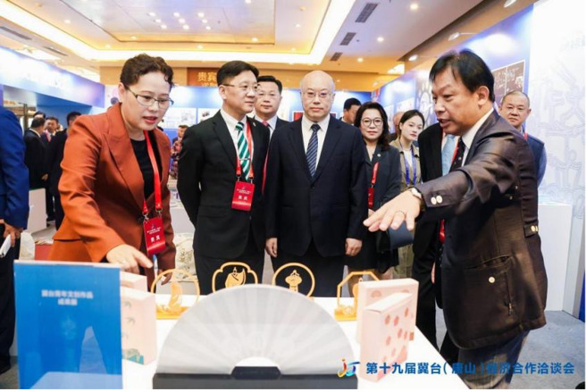 旺旺中时（北京）资深副总经理 萧建华（右一）向河北省委副书记、省长王正谱（右二）、全国台企联会长 李政宏（左二）、河北省台办主任 李莉（左一）等领导介绍冀台青年文创作品成果展情况。（图／主办单位提供）