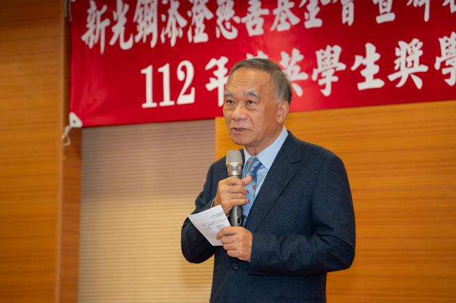 新光鋼董事長粟明德期許獲得肯定的菁英學生，將來行有餘力，能回饋社會、貢獻國家。（圖／新光鋼）
