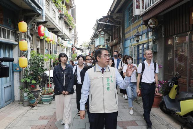 台南市长黄伟哲为剧组带路走访神农街。（图／台南市政府提供）
