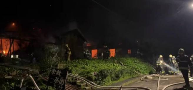 位於台北市南港的余氏古厝，傍晚起火燃燒，消防隊搶救中。（翻攝畫面）