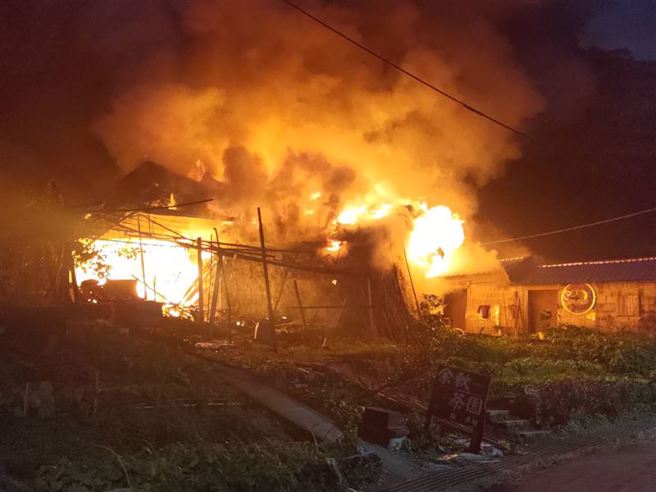 位於台北市南港的余氏古厝，傍晚起火燃燒，消防隊搶救中。（翻攝畫面）