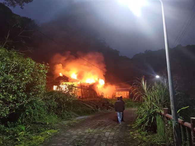 位於台北市南港的余氏古厝，傍晚起火燃燒，消防隊搶救中。（翻攝畫面）