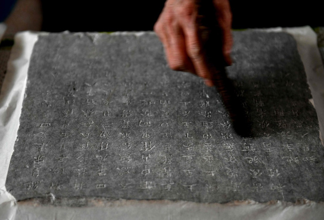 唐代文人韓愈的官路不順，於是靠寫墓誌銘「賺外快」，未料一篇文章的收入竟比當官的月薪還高。(示意圖/新華社)