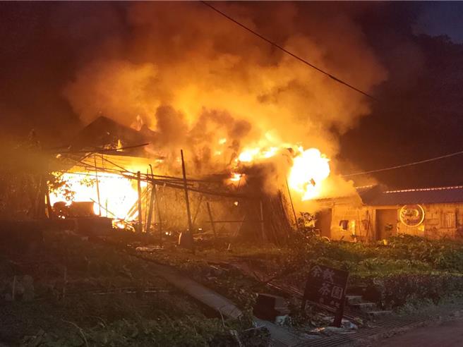 台北市旧庄路二段316巷内的余氏古厝，13日傍晚5点10分发生火警。(翻摄照片／林郁平台北传真）