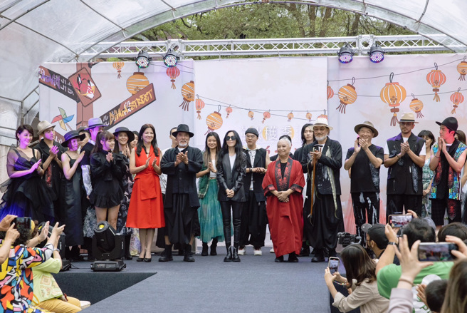 大稻埕『秋穫季』精彩落幕,首度聯名設計師品牌Jin Garden， 設計師黃秀瑾將廟宇圖騰化為時裝元素 ， 圖中戴墨鏡者為設計師黃秀瑾。(戴志揚翻攝)