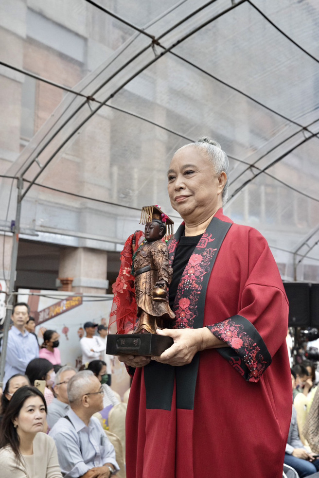 廟方管理人陳文文特別請出嫘祖神像為此次聯名揭開序幕。(戴志揚翻攝)