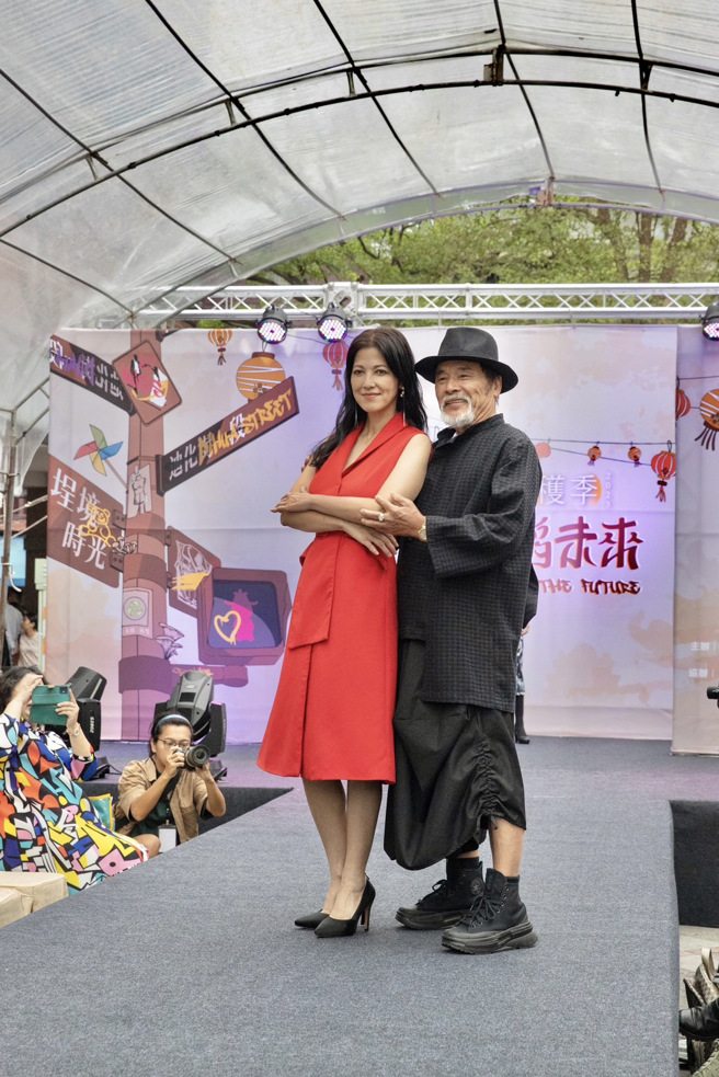 .黃秀瑾也與電影「看到靈魂的那隻眼師公」合作，量身創作一系列融合台灣宮廟文化及潮東方元素服裝，由演員雷洪，陳明真走秀。(戴志揚翻攝)