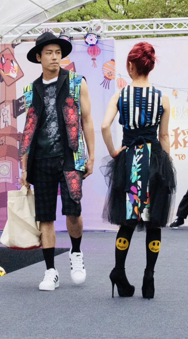 .黃秀瑾把城隍廟的美麗圖騰中西合璧，巧妙利用神明衣上原來的元素設計成潮服。(戴志揚翻攝)