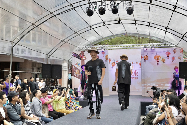 黃秀瑾特別為活動設計200件限量虎爺紀念T。(戴志揚翻攝)